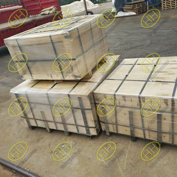 High standard pipeline fittings and flanges are packaged